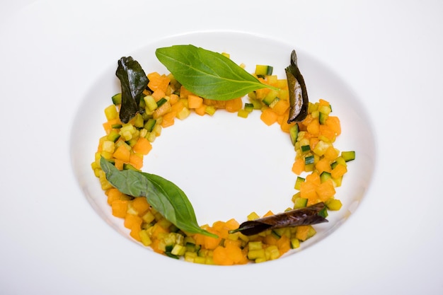 Talerz z kolorowym daniem